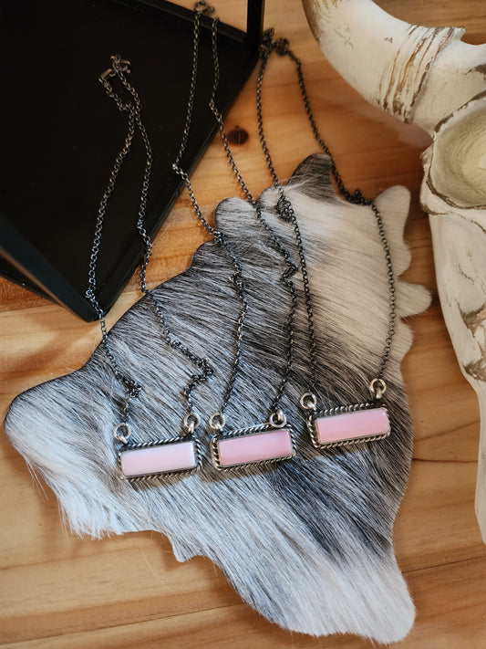 JUDITH DIXON LITTLE BAR PINK CONCH SHELL NECKLACE