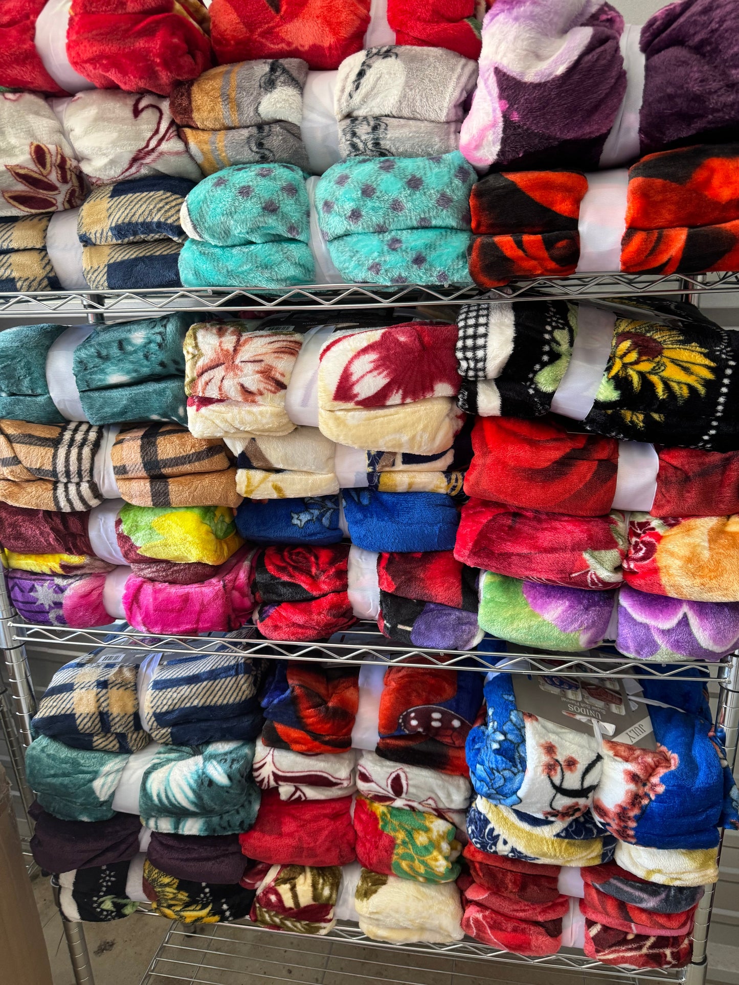 Case of Qty 5 Throw Blankets Random Assortment