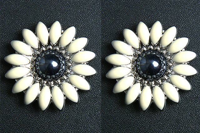 Western Screw Back Concho 1.25 In Black White Floral Silver Saddle