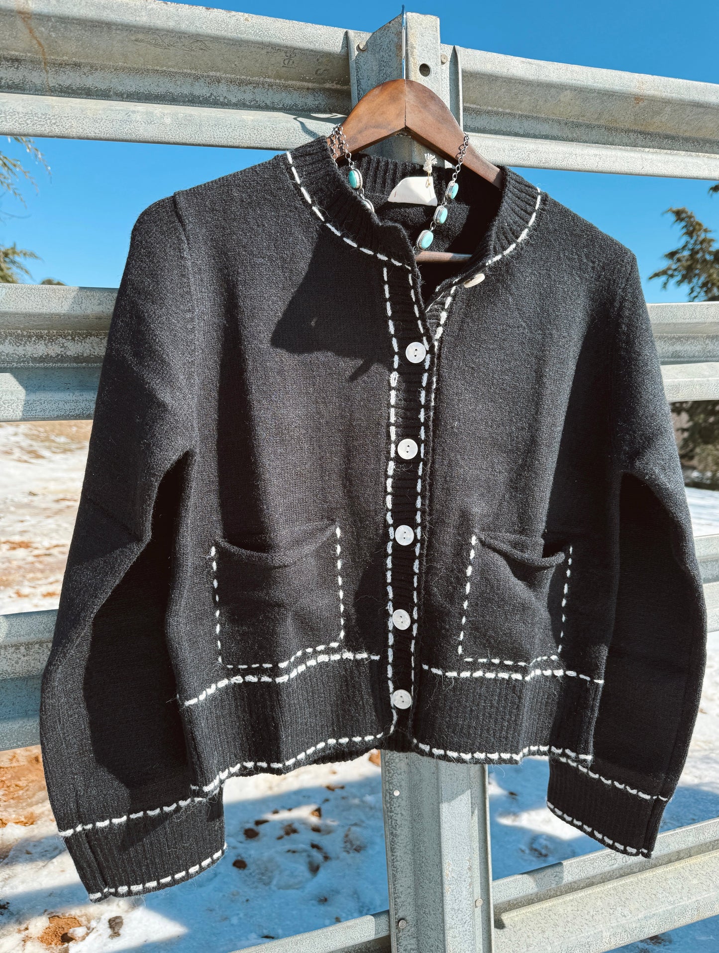 The Buckstitch Top - Black
