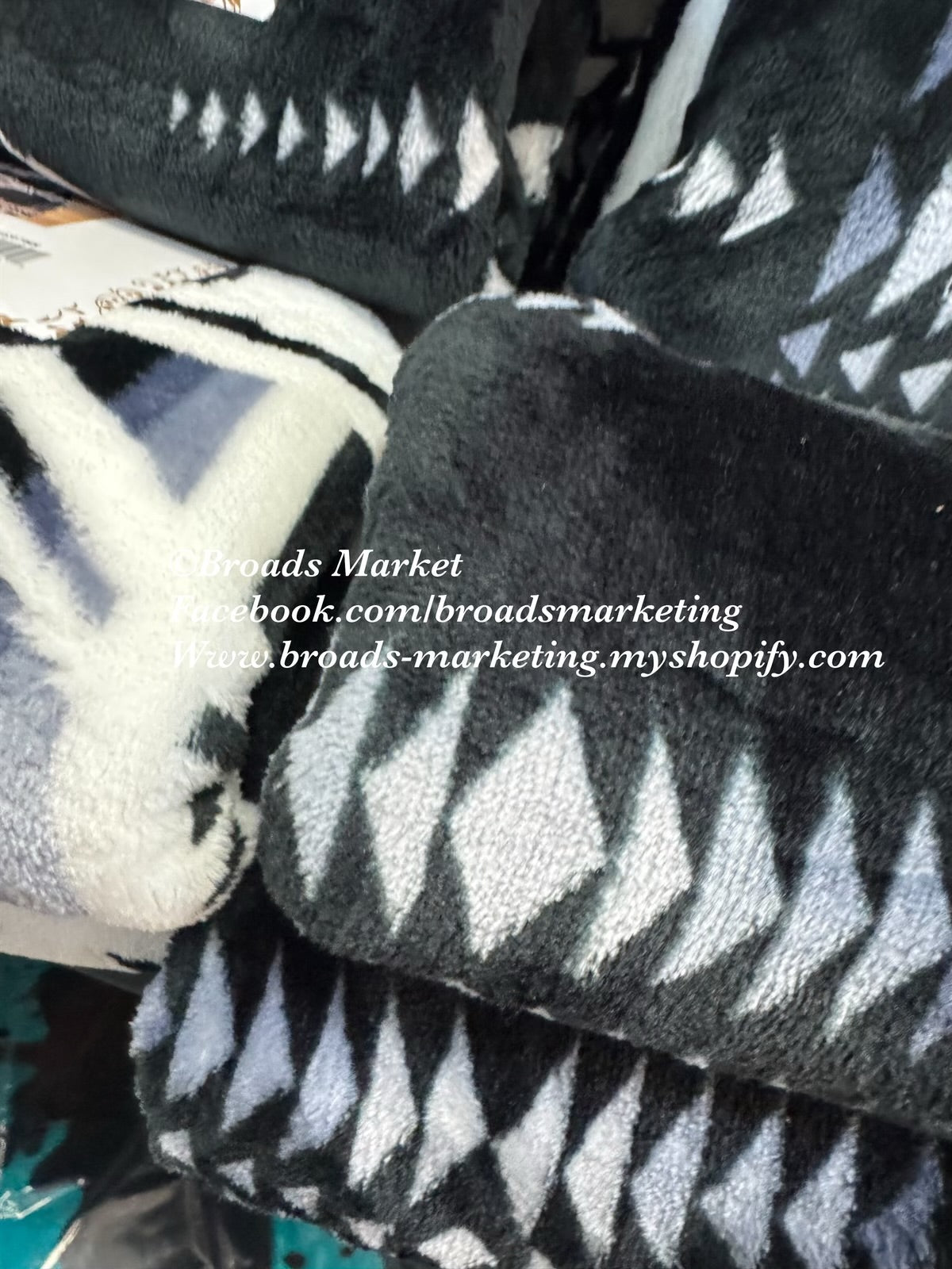 Black & White Super Plush Aztec Blanket