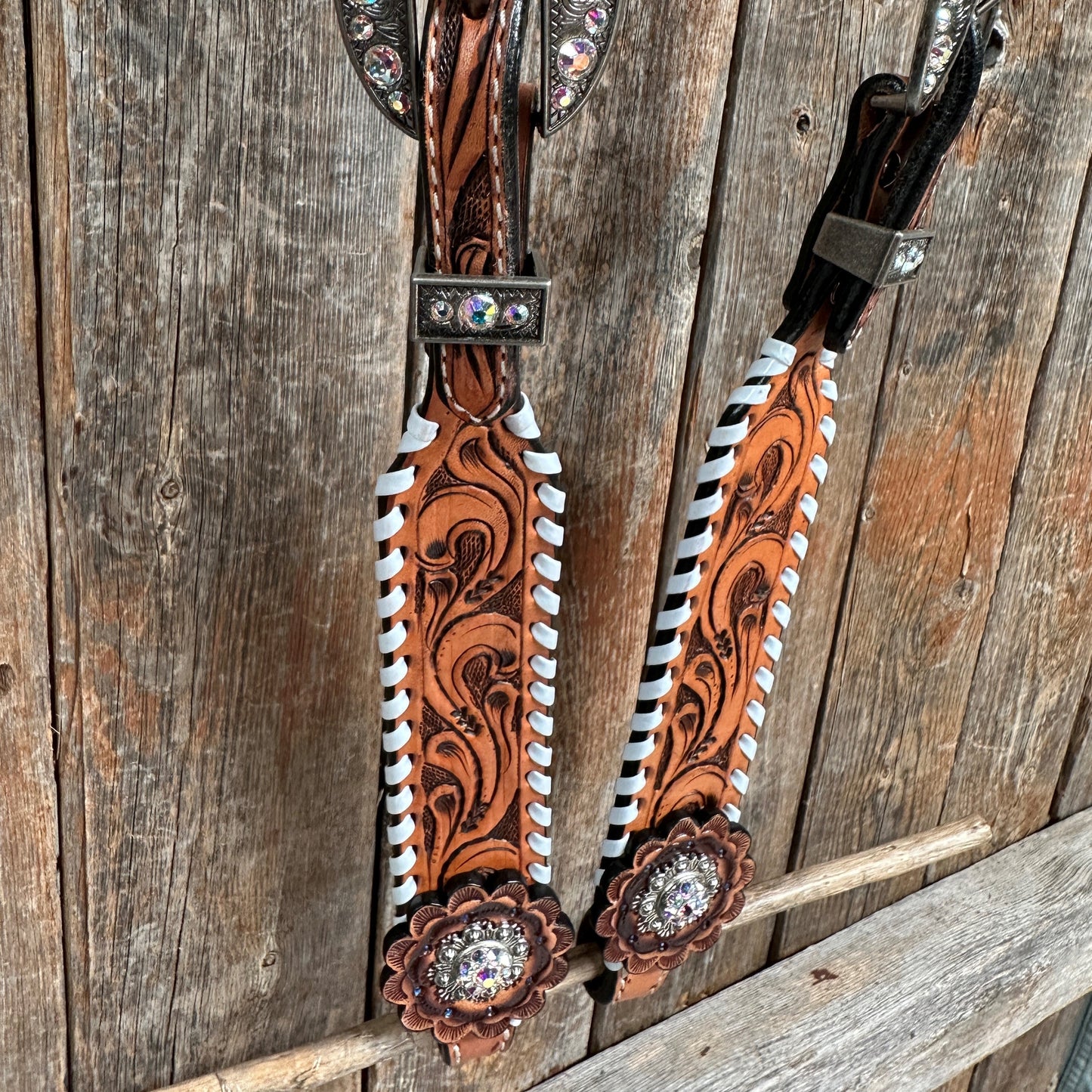 Light Oil Whipstitch Clear and Rosettes One Ear/ Breastcollar Tack Set #OEBC576