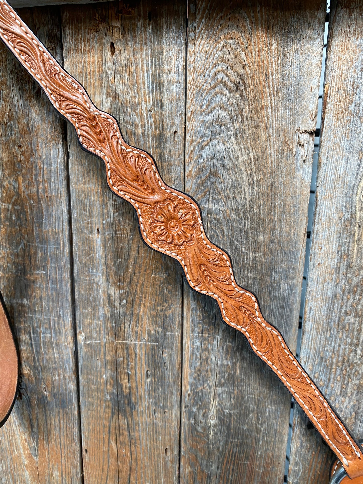 Floral Scalloped Light Oil Breastcollar