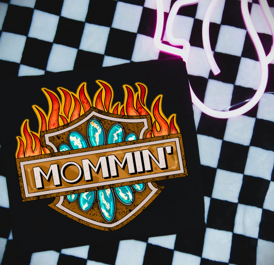 Mommin' Graphic Tee