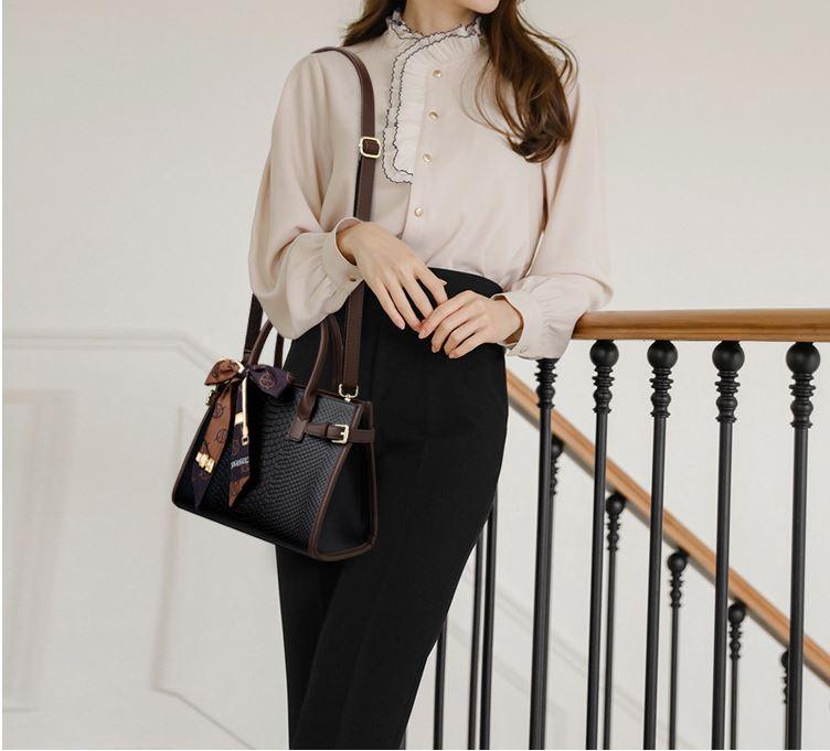 Serpent Luxe Snakeskin Handbag - Elegant Leather Commuter Bag for Stylish Women