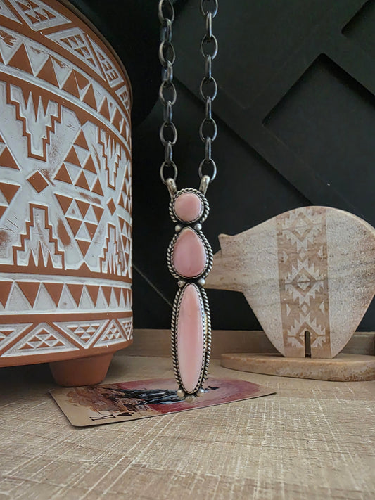 FREDA MARTINEZ PINK CONCH SHELL NECKLACE