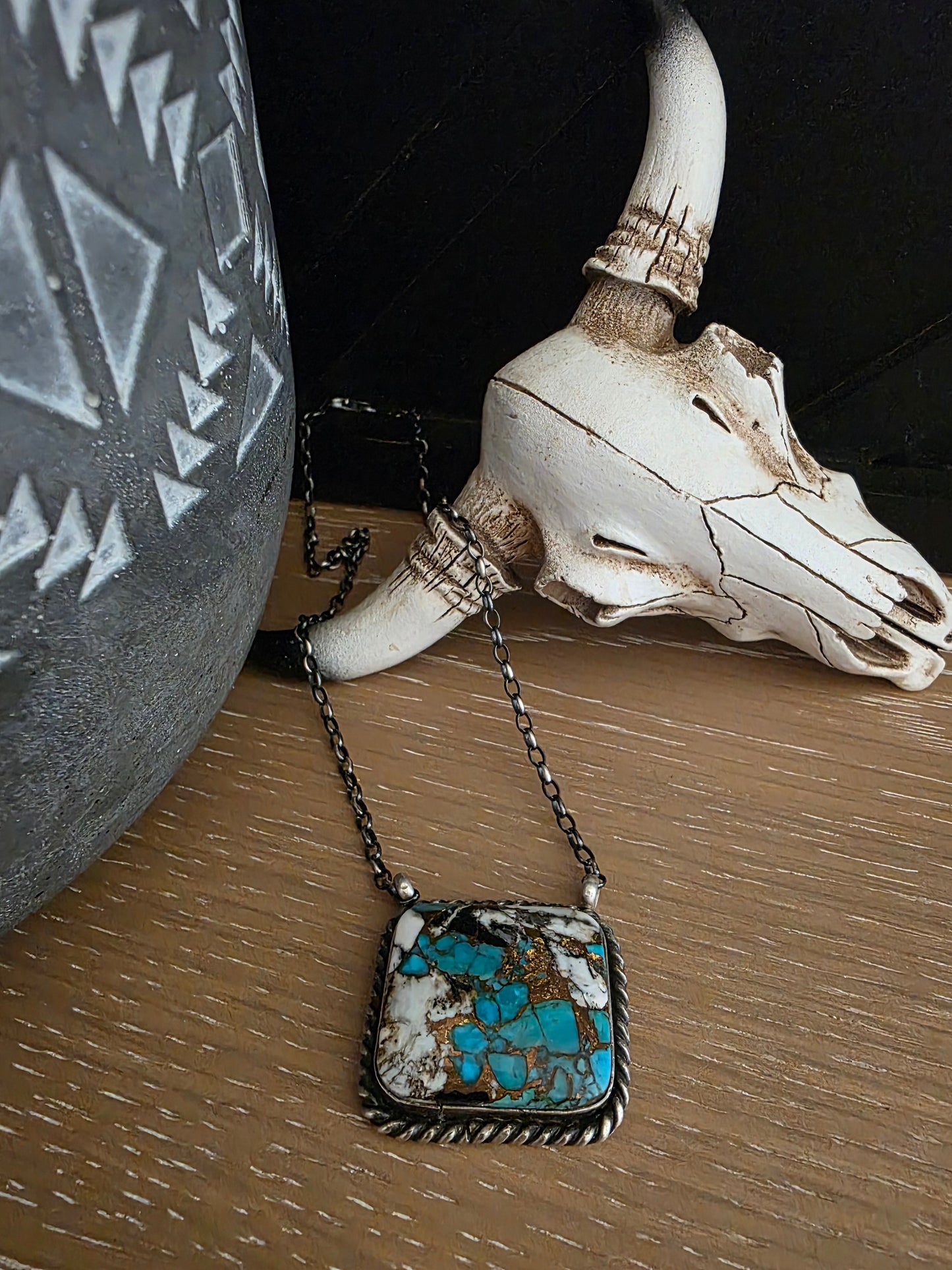 THE AUGUSTINE KINGMAN CRUSH LARGE SQUARE BAR NECKLACE